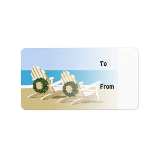 Chaises de plage et couronnes étiquettes cadeaux