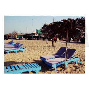 Chaises de plage sur la plage de Candolim dans Goa