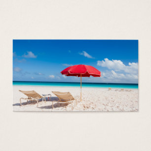 Chaises et parasols sur une plage tropicale