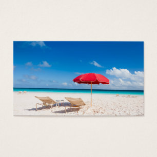Chaises et parasols sur une plage tropicale