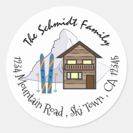 Chalet Mountain und Skis Weißer Umschlag Aufkleber