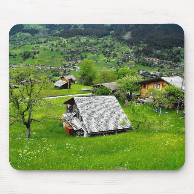 Chalets in einem alpinen Tal der Schweiz Mousepad (Vorne)