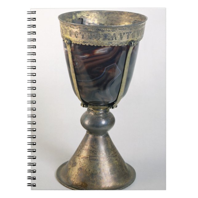 Chalice mit Juwelen und einer Aufschrift auf dem Notizblock (Vorderseite)