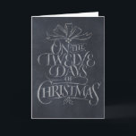 Chalkboard 12 Days of Christmas Chalk Trendy Feiertagskarte<br><div class="desc">Modische und lustige Chalkboard sehen Grußkarte aus. Diese Kunst ist eine maßgeschneiderte Handschrift. Es wird Leute dazu bringen, in Song auszubrechen... "Fünf Gold Rings... " Platzieren Sie es in einen kleinen Holzrahmen und es hätte gerne ein richtiges Schieferbrett - perfekt für die Dekoration. Bitte beachten Sie: Diese Karte ist leer,...</div>