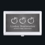 Chalkboard Äpfel Lehren oder Bildung Visitenkarten Dose<br><div class="desc">Dieses Visitenkartengehäuse für LehrerInnen oder andere Bildung-ProfisInnen zeichnet sich durch ein weißes Design von drei Äpfeln auf schwarzem Chalkboard-Hintergrund aus. Passen Sie Ihren Namen in weiß gezeichneter Schriftart und Titel oder Ort des Geschäfts in weißen Sans Serif. In unserem Ovenbird Designs Store finden Sie passende Visitenkarten.</div>