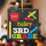 Chalkboard Chalkboard Colorful Kids Foto Keramikornament<br><div class="desc">Das Foto der 3. Klasse ist mit einem Apfel, einem Lineal, Stiften und einer bunten, lustigen Typografie ausgestattet! Klicken Sie auf die Schaltfläche Anpassen für mehr opti2ndr Änderung des Textes! Variationen dieses Designs, zusätzliche Farben sowie koordinierende Produkte sind in unserem Shop, zazzle.com/store/doodlelulu verfügbar. Kontaktieren Sie uns, wenn Sie dieses Design...</div>