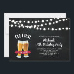Chalkboard, Cheers 30. Geburtstags-Party Einladung<br><div class="desc">Feiern Sie Ihren besonderen Tag mit dieser stilvollen Geburtstagseinladung. Dieses Design verfügt über Saitenleuchten,  Bierglasgrafiken mit Chalkboard-Hintergrund.</div>