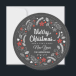 CHALKBOARD CHRISTMAS FLORAL WREATH FERIENHAUS FOTO FEIERTAGSKARTE<br><div class="desc">MERRY CHRISTMAS: Helle und fröhliche Kreidekunst mit Poinsettia, Heilige, Beeren und Blattwerk in Rot und Weiß auf Kreideboden. Personalisieren Sie dieses Foto mit Ihrem Familiennamen und fügen Sie Ihre Lieblingssymbole hinzu. Zeitgenössische, klassische, moderne und stilvolle Art und Weise, um angesagte, fröhliche Winterferien Grüße an Freunde und Familie zu senden. Botanische...</div>