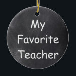 Chalkboard-Designgeschenk für Lieblings-Lehrer Keramik Ornament<br><div class="desc">Lieblings-Teacher Chalkboard Design Geschenk Idee Weihnachten Baum Keramik</div>