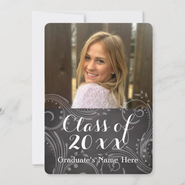 Chalkboard Elegante Swirl Foto Abschluss Einladung (Vorderseite)