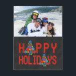 CHALKBOARD FOTO FERIENWOHNUNG GREETING | ROT FEIERTAGSPOSTKARTE<br><div class="desc">Eine moderne CHALKBOARD HAPPY HOLIDAYS POSTCARD Karte mit einem lustigen Design von Designer Elke Clarke© für Monogram Gallery. Fett, rotes Textdesign im Schriftart Ribbon mit einem Schneeflockenmuster in Form eines Weihnachtsbaumes auf einem Hintergrund von BLACK CHALKBOARD. FÜGEN SIE IHR EIGENES FOTO AN DIE STELLE DES FOTOS, UND VERWENDEN SIE DEN...</div>