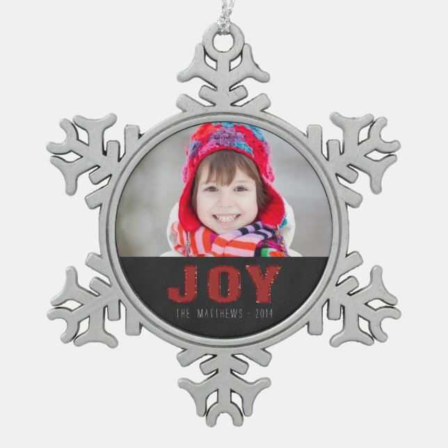 Chalkboard Foto Holiday Gruß | Red Joy Schneeflocken Zinn-Ornament (Vorderseite)