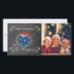 Chalkboard Foto Patriotische Weihnachten Personali<br><div class="desc">Dieses patriotische Chalkboard-Design hat ein Ornament in der Mitte mit Sternen gefüllt mit rot,  weiß und blau.  Das Band ist in Rot und die Wirbel unten.  Die Kanten haben Wirbel mit Bereichen,  um Ihre Weihnachtsbotschaft zu personalisieren.</div>