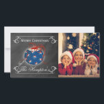 Chalkboard Foto Patriotische Weihnachten Personali<br><div class="desc">Dieses patriotische Chalkboard-Design hat ein Ornament in der Mitte mit Sternen gefüllt mit rot,  weiß und blau. Das Band ist in Rot und die Wirbel unten. Die Kanten haben Wirbel mit Bereichen,  um Ihre Weihnachtsbotschaft zu personalisieren.</div>