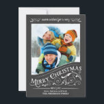 Chalkboard Frohe Weihnachts Foto Flat Card Feiertagskarte<br><div class="desc">Mattierte Fenstertafel Weihnachtsfeiertagskarte. Feierlicher und lustiger Retro-Stil Kalkboard schwarzer Hintergrund mit extravaganten heiligen Rollen und eleganten alten Mode Vintage typografische Kalligraphie wirl Schrift. Fügen Sie Ihr Lieblings-Ferien Familie Foto und anpassen Sie den Text. Moderne und trendige Art und Weise, glückliche Winterurlaub Grüße an alle Ihre Freunde und Liebsten mit formalem...</div>
