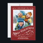 Chalkboard Frohe Weihnachts Foto Flat Card Feiertagskarte<br><div class="desc">Mattierte Fenstertafel im Stil Weihnachtsfeiertag Grußkarte. Feierliche und lustige Retro-Chalkboard auf berrrotem Hintergrund mit extravaganten heiligen Schriftrollen und eleganter altmodischer typografischer Kalligrafie-Schrift. Fügen Sie Ihr Lieblings-Ferien Familie Foto und anpassen Sie den Text. Moderne und trendige Art und Weise, glückliche Winterurlaub Grüße an alle Ihre Freunde und Liebsten mit formalem Vintagen...</div>