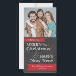 Chalkboard Frohe Weihnachts-Foto Weihnachtskarte Feiertagskarte<br><div class="desc">Dieses Foto Weihnachtskarte mit dunkelgrauem Chalkboard-Hintergrund mit dem Wortlaut: wünscht euch ein FEINSLICHES Weihnachten & GLÜCKLICHes Neues Jahr. Ein rotes Banner am unteren Rand bietet anpassbaren Text für Ihren eigenen Familiennamen.</div>