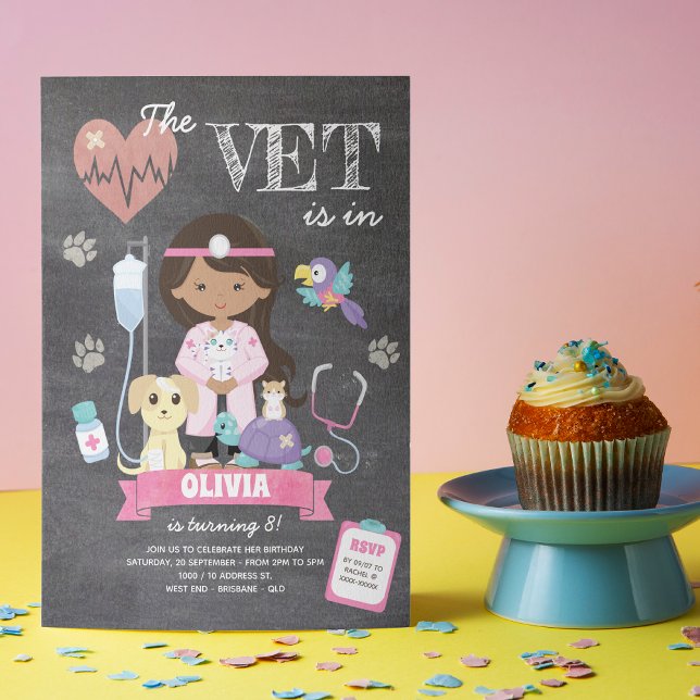 Chalkboard Girl Vet Geburtstagsparty Einladung (This girl’s vet birthday invitation is just the right medicine to your celebration. )