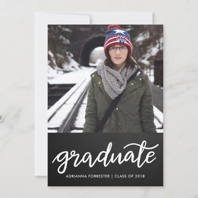Chalkboard Graduate Handwriting | Foto Einladung (Vorderseite)