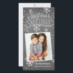 Chalkboard Grüße 1-Foto Snowflake Holiday Feiertagskarte<br><div class="desc">Diese moderne und stilvolle Urlaubsfotokarte besticht durch handgeschriebene und kalligraphische Kunstwerke auf einem angesagten Chalkboard-Hintergrund mit skurrilen Schneeflocken. Erhältlich in weiteren Farben und Formaten. Für weitere Stücke in diesem Design kaufen Sie unseren Online-Shop!</div>