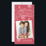 Chalkboard Grüße 1-Foto Snowflake Holiday Red Feiertagskarte<br><div class="desc">Diese Fotokarte bietet handgeschriebene und kalligraphische Kunstwerke auf festlichem rotem Hintergrund mit einem Chalkboard-Effekt auf die Schneeflocken. Erhältlich in weiteren Farben und Formaten. Für weitere Stücke in diesem Design kaufen Sie unseren Online-Shop!</div>