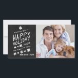 CHALKBOARD HAPPY HOLIDAY FOTOKARTE FEIERTAGSKARTE<br><div class="desc">CHALKBOARD GLÜCKLICH FERIENAUFENTHALT FOTOKARTE. Spaß Kreide Schriftart verwendet auf einem schwarzen Chalkboard-Effekt Hintergrund. Wir wünschen Ihnen einen angenehmen Urlaub von unserer Familie zu IHNEN. Personalisieren Sie mit Ihrem Namen und Foto. Elke Clarke© für Monogram Gallery. Für ein anderes Sprichwort wenden Sie sich bitte an den Händler</div>