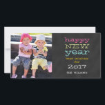 Chalkboard Happy New Year 2017 Holiday Foto Card Feiertagskarte<br><div class="desc">Chalkboard Happy New Year 2017 Holiday Grueting Card mit Ihrem Lieblings-Foto. ELKE CLARKE© Abrufbar unter www.zazzle.com/monogramgallery. Senden Sie Ihre Neujahrsgrüße mit dieser lustigen Urlaubskarte mit Foto an Ihre Freunde und Familie. "Happy New Year best wünscht für 2017" in lustiger whimsical Typografie. Sie können "es anpassen" und die Wortfarbe ändern, um...</div>