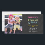 Chalkboard Happy New Year 2017 Holiday Foto Card Feiertagskarte<br><div class="desc">Chalkboard Happy New Year 2017 Holiday Grueting Card mit Ihrem Lieblings-Foto. ELKE CLARKE© Abrufbar unter www.zazzle.com/monogramgallery. Senden Sie Ihre Neujahrsgrüße mit dieser lustigen Urlaubskarte mit Foto an Ihre Freunde und Familie. "Happy New Year best wünscht für 2017" in lustiger whimsical Typografie. Sie können "es anpassen" und die Wortfarbe ändern, um...</div>
