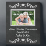 Chalkboard Herz Silver Jubiläum Keepake Fotoplatte<br><div class="desc">Chalkboard-Bilder sind beliebt, und diese ist besonders elegant. Ihr Foto (Schwarz/Weiß oder Farbe) ist silber gerahmt mit Ihrem eigenen Text und einem hübschen Chalkboard Herz wirbeln Emblem auf der Oberseite und unten. Das ist ein wunderbares, personalisiertes Geschenk zum Silber Jubiläum.*Dank an Lilian Ella Boudy Design für den Einsatz von Clip...</div>