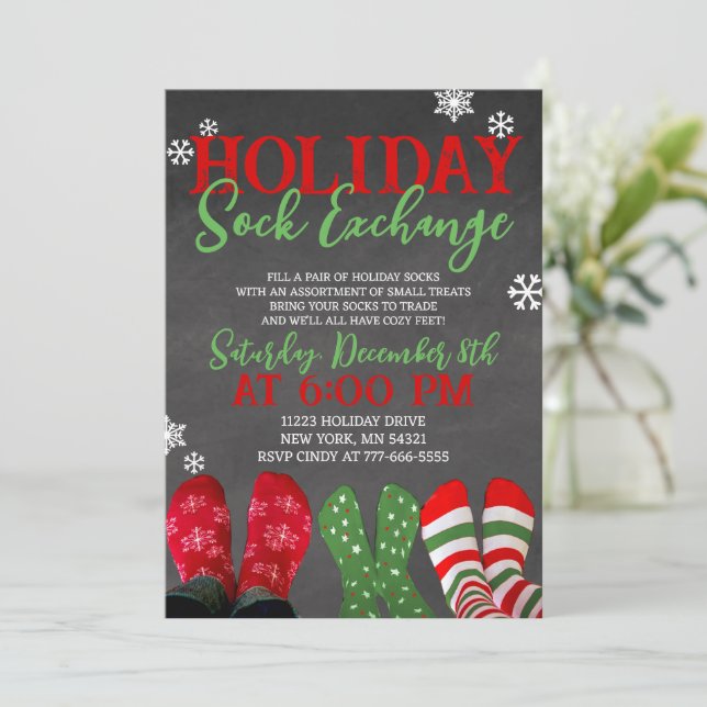Chalkboard Holiday Sock Exchange Weihnachtsfest Pa Einladung (Stehend Vorderseite)