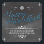 Chalkboard-Imitate BlueGlitter Hanukkah Quadratischer Aufkleber<br><div class="desc">Ein Chalkboard-Hintergrund zeigt die Worte "Happy Hanukkah", die in einem blauen Imitat Glitzer-Effekt gerendert werden. Ein silberner glänzender Star von David punktiert die Spitze des Designs. Dreidels werden als Akzente und kurvige Ornamente hinzugefügt, um Ihre besondere Botschaft zu gestalten. Perfekt, um Ihre Hanukah Feier zu einem, das glänzt! Verwenden Sie...</div>