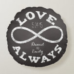 Chalkboard Infinity Liebe Hochzeitstag und Namen Rundes Kissen<br><div class="desc">Feiern Sie die unendliche Liebe zwischen Braut und Bräutigam mit diesem individuell anpassbaren Rundkissen! Ein weißes Kreidesymbol und "Liebe immer"-Text umschließen die Namen eines Paares und das Hochzeitdatum auf schwarzem Chalkboard-Hintergrund. Ein wunderschönes,  modernes,  personalisiertes Geschenk für Neuvermählte.</div>