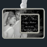Chalkboard Jubiläum Hochzeit Sweetheart Fotos Rahmen-Ornament Silber<br><div class="desc">Personalisiert mit Ihrem Foto und Hochzeitstag Chalkboard Jahrestag Hochzeit Sweetheart Fotos</div>