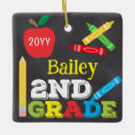 Chalkboard "Keepake" der zweiten Klasse Foto für f Keramikornament<br><div class="desc">Das 2nd Grade Foto-Dekor ist mit einem Apfel, einem Lineal, Stiften und kühnen, bunten, lustigen Typografie ausgestattet! Klicken Sie auf die Schaltfläche Anpassen für mehr opti2ndr Änderung des Textes! Variationen dieses Designs, zusätzliche Farben sowie koordinierende Produkte sind in unserem Shop, zazzle.com/store/doodlelulu verfügbar. Kontaktieren Sie uns, wenn Sie dieses Design für...</div>