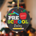 Chalkboard "Keepake"-Vorschulen - farbenfrohe Kind Keramik Ornament<br><div class="desc">Im Pre-K-Ornament-Design finden Sie einen Apfel, einen Lineal, Stifte und kühne, bunte lustige Typografie vorne und ein volles Foto auf der Rückseite! Klicken Sie auf die Schaltfläche Anpassen für weitere Optionen zur Änderung des Textes! Variationen dieses Designs, zusätzliche Farben sowie koordinierende Produkte sind in unserem Shop, zazzle.com/store/doodlelulu verfügbar. Kontaktieren Sie...</div>