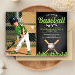 Chalkboard Kids Baseball Geburtstagsparty Foto Einladung<br><div class="desc">Die coole Baseball-Geburtstagsfeier mit gekreuzten Fledermäusen und einem Baseball mit moderner Typografie vor einem Hintergrund aus Kalkplatten lädt zum Verweilen ein. Fügen Sie einfach Ihre Veranstaltungsdetails zu dieser benutzerfreundlichen Vorlage hinzu und schmücken Sie diese Karte mit dem bevorzugten Foto Ihres Kindes, um sie zu einer einmaligen Einladung zu machen. Dreh...</div>