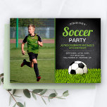 Chalkboard Kids Soccer Geburtstagsparty Foto Einladung<br><div class="desc">Erleben Sie die coole Fußball-Geburtstagsparty mit einem Fußball auf einem Rasen mit moderner Typografie vor einem Kalkboard-Hintergrund. Fügen Sie einfach Ihre Veranstaltungsdetails zu dieser benutzerfreundlichen Vorlage hinzu und schmücken Sie diese Karte mit dem bevorzugten Foto Ihres Kindes, um sie zu einer einmaligen Einladung zu machen. Dreh die Karte auf, um...</div>