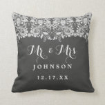 Chalkboard Lace Mr. and Mrs Wedding Pillow Kissen<br><div class="desc">Hübschere Hochzeitskissen im Kleinen Bayleigh Store!</div>
