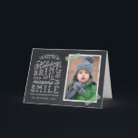 Chalkboard Letting Holiday Foto Card Feiertagskarte<br><div class="desc">Erschwingliche, individuell bedruckte Weihnachtskarten mit einfachen Vorlagen für die Anpassung. Dieses lustige Design zeichnet sich durch niedliche handgeschriebene Schriftart auf einem Imitat-Chalkboard-Hintergrund mit grün gestreiften Waschbändern um Ihr Foto aus. Der Text lautet "Hoffe, dass die Ferien dir viele Gründe zum Lächeln bringen". Personalisieren Sie es mit Ihren Fotos, Familiennamen, dem...</div>