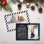 Chalkboard Letting Holiday Foto Card Feiertagskarte<br><div class="desc">Günstige, individuell bedruckte Urlaubskarten mit einfachen Vorlagen für die Anpassung. Dieses lustige Design zeichnet sich durch niedliche handgeschriebene Schreibweise auf einem Imitat-Chalkboard-Hintergrund mit goldgestreiftem Waschband um Ihr Foto aus. Der Text lautet "Hoffe, dass die Ferien dir viele Gründe zum Lächeln bringen". Personalisieren Sie es mit Ihren Fotos, Familiennamen, dem Jahr...</div>