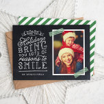 Chalkboard Letting Holiday Foto Card Feiertagskarte<br><div class="desc">Günstige, individuell bedruckte Urlaubskarten mit einfachen Vorlagen für die Anpassung. Dieses lustige Design zeichnet sich durch niedliche handgeschriebene Schriftart auf einem Imitat-Chalkboard-Hintergrund mit grün gestreiften Waschbändern um Ihr Foto aus. Der Text lautet "Hoffe, dass die Ferien dir viele Gründe zum Lächeln bringen". Personalisieren Sie es mit Ihren Fotos, Familiennamen, dem...</div>