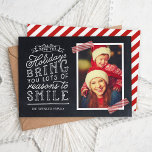 Chalkboard Letting Holiday Foto Card Feiertagskarte<br><div class="desc">Günstige, individuell bedruckte Urlaubskarten mit einfachen Vorlagen für die Anpassung. Dieses lustige Design zeichnet sich durch niedliche handgeschriebene Schreibweise auf einem Imitat-Chalkboard-Hintergrund mit rot gestreiften Waschbändern um Ihr Foto aus. Der Text lautet "Hoffe, dass die Ferien dir viele Gründe zum Lächeln bringen". Personalisieren Sie es mit Ihren Fotos, Familiennamen, dem...</div>