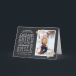 Chalkboard Letting Holiday Foto Card Feiertagskarte<br><div class="desc">Erschwingliche, individuell bedruckte Weihnachtskarten mit einfachen Vorlagen für die Anpassung. Dieses lustige Design zeichnet sich durch niedliche handgeschriebene Schreibweise auf einem Imitat-Chalkboard-Hintergrund mit goldgestreiftem Waschband um Ihr Foto aus. Der Text lautet "Hoffe, dass die Ferien dir viele Gründe zum Lächeln bringen". Personalisieren Sie es mit Ihren Fotos, Familiennamen, dem Jahr...</div>