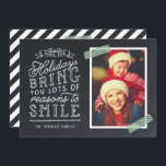 Chalkboard Letting Holiday Foto Card Feiertagskarte<br><div class="desc">Günstige, individuell bedruckte Urlaubskarten mit einfachen Vorlagen für die Anpassung. Dieses lustige Design zeichnet sich durch niedliche handgeschriebene Schriftart auf einem Imitat-Chalkboard-Hintergrund mit grün gestreiften Waschbändern um Ihr Foto aus. Der Text lautet "Hoffe, dass die Ferien dir viele Gründe zum Lächeln bringen". Personalisieren Sie es mit Ihren Fotos, Familiennamen, dem...</div>