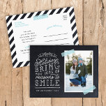 Chalkboard Letting Holiday Foto Card Feiertagspostkarte<br><div class="desc">Günstige, maßgeschneiderte Foto-Postkarten mit einfachen Vorlagen für die Anpassung. Dieses lustige Design zeichnet sich durch niedliche handgeschriebene Stil-Typografie auf einem Imitat-Chalkboard-Hintergrund mit aqua gestreiftem Waschbänder um Ihr Foto. Der Text lautet "Hoffe, dass die Ferien dir viele Gründe zum Lächeln bringen". Personalisieren Sie es mit Ihren Fotos, Familiennamen, dem Jahr oder...</div>