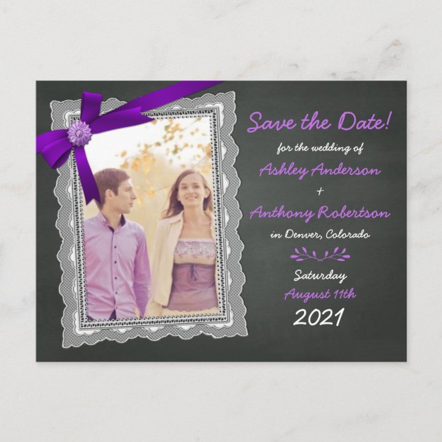 Chalkboard Lila Bow Foto Hochzeit Speichern Sie da Ankündigungspostkarte (Vorderseite)