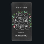 Chalkboard Little Christmas Wine Flasche Labels<br><div class="desc">Mit diesen stilvollen Etiketten können Weinflaschen oder andere Lebensmittel-/Getränkebehälter Ihrer Wahl aufgezogen werden! Besuchen Sie unsere Website unter www.berryberrysweet.com für weitere Designmöglichkeiten.</div>