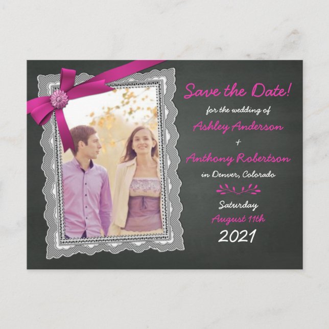 Chalkboard Magenta Bow Foto Hochzeit Speichern Sie Ankündigungspostkarte (Vorderseite)