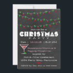 Chalkboard Martini Einladungen zu Weihnachten<br><div class="desc">Dieses Design ist mit einer schwarzen Tafel rot und grün Kreideleuchten und einem Pfefferminzmartini ausgestattet.</div>