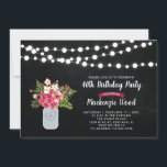 Chalkboard, Mason Jar 40. Geburtstag Einladung<br><div class="desc">Feiern Sie Ihren besonderen Tag mit dieser stilvollen Geburtstagseinladung. Dieses Design bietet Saitenleuchten,  Mason-Glas und Blume-Bouquet mit Chalkboard-Hintergrund.</div>
